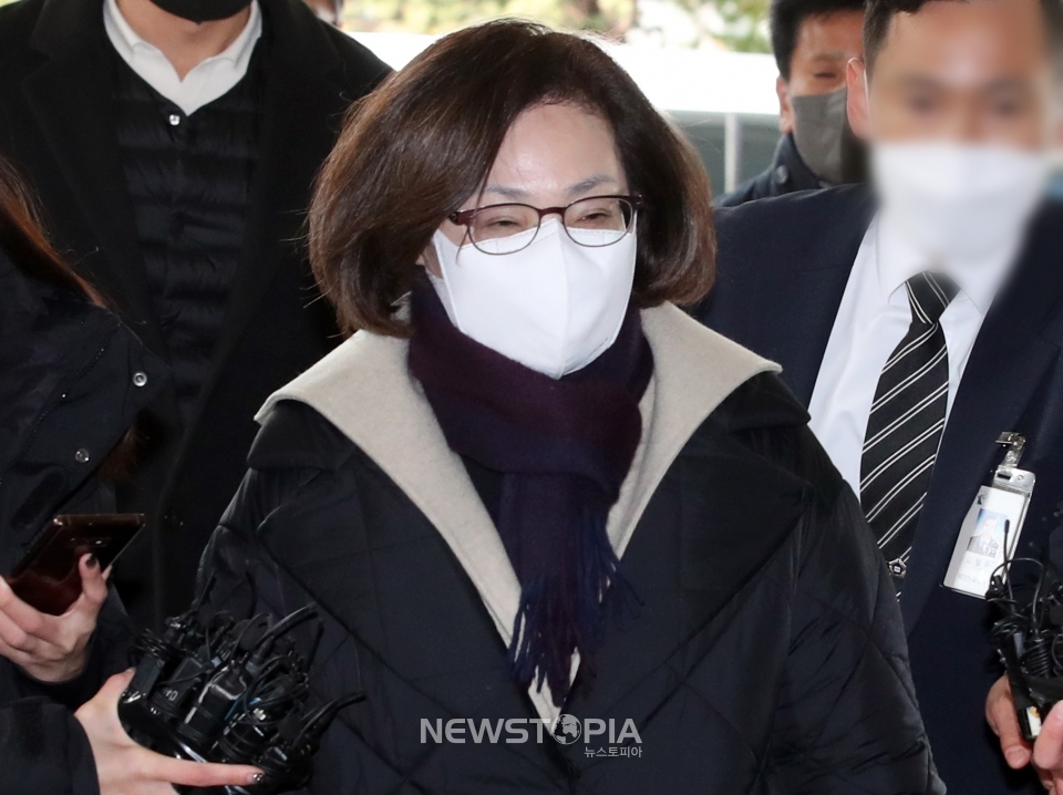 이태원 참사 부실 대응 의혹 등을 받는 박희영 용산구청장이 업무상 과실치사상 등의 혐의로 구속 전 피의자 심문(영장실질심사)을 받기 위해 26일 오후 서울 마포구 서울서부지방법원으로 들어서고 있다. ⓒ뉴시스