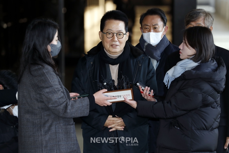'서해 공무원 피격 사건' 관련 박지원 전 국정원장이 지난14일 서울 서초구 서울중앙지방검찰청으로 출석하며 취재진 질문에 답변하고 있다. ⓒ뉴시스
