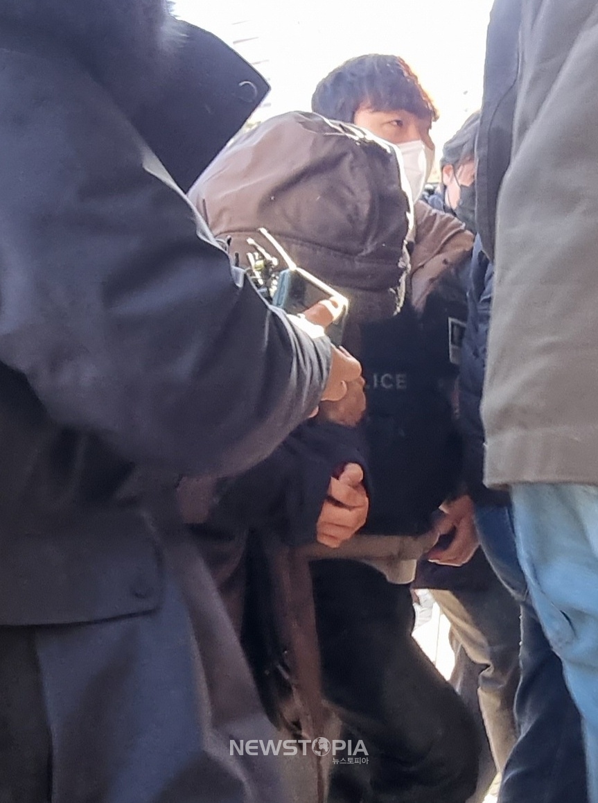 택시기사와 전 여자친구를 살해한 30대 남성이 28일 오전 의정부지법 고양지원에서 열리는 영장실질심사를 받기 위해 법정으로 향하고 있다. ⓒ뉴시스