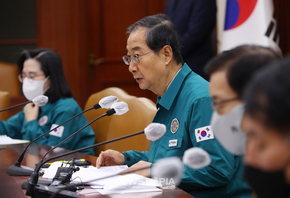 한덕수 국무총리가 30일 오전 서울 종로구 정부서울청사에서 열린 코로나19 중앙재난안전대책본부회의에 참석해 발언하고 있다. ⓒ뉴시스