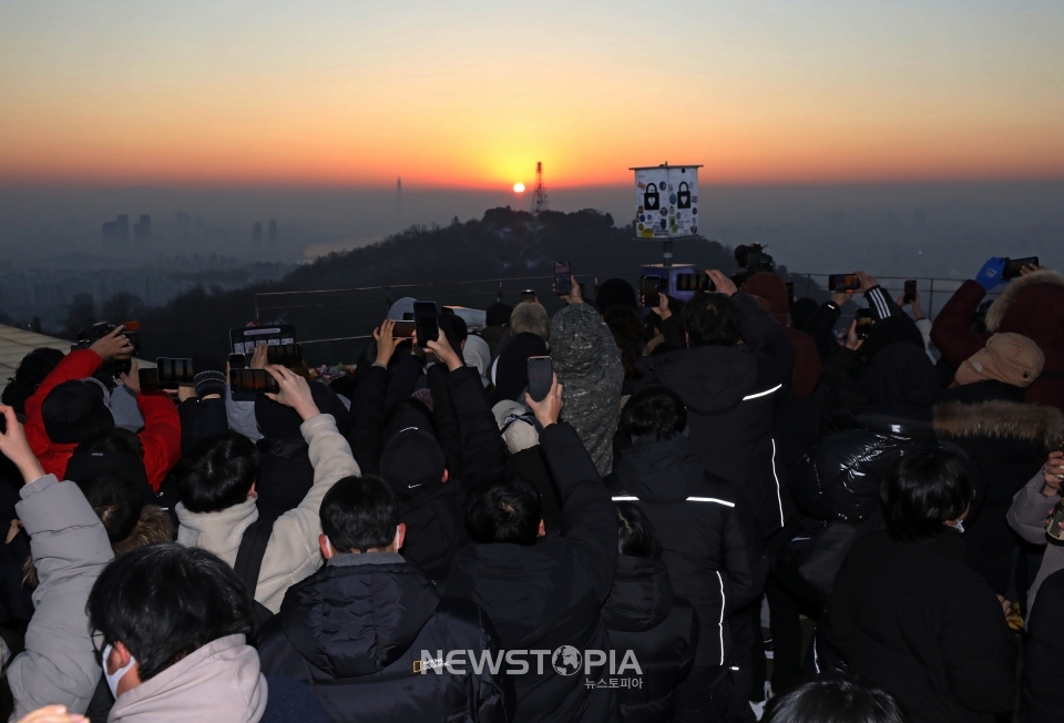 2023년 계묘년 새해 첫 날인 1일 오전 서울 중구 남산공원에서 시민들이 일출을 보고 있다. ⓒ뉴시스