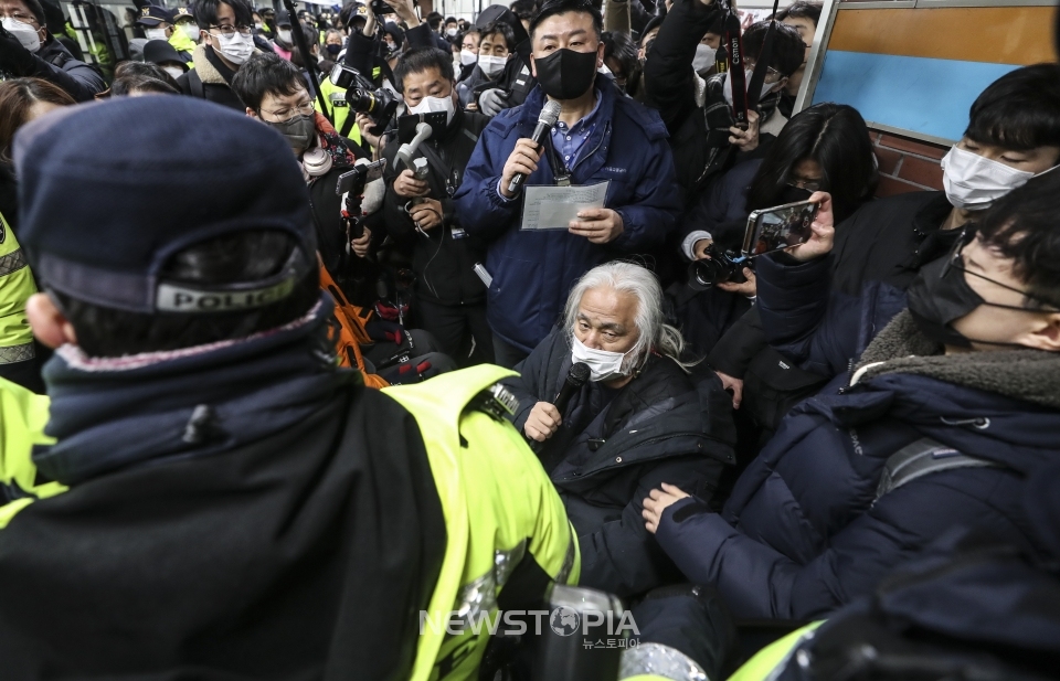 박경석 전국장애인차별철폐연대(전장연) 대표가 2일 오전 서울 지하철 4호선 삼각지역에서 장애인 권리 예산 보장을 촉구하는 출근길 지하철 탑승 시위를 시도하고 있다. ⓒ뉴시스