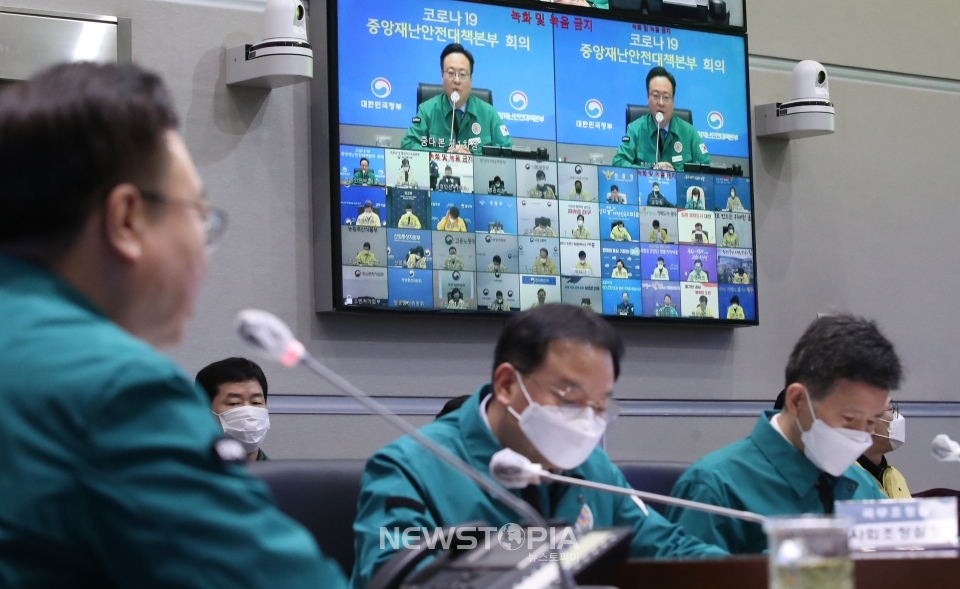 조규홍 중앙재난안전대책본부 1차장(보건복지부 장관)이 4일 오전 서울 종로구 정부서울청사 행정안전부 서울상황센터에서 열린 코로나19 중앙재난안전대책본부(중대본) 회의에 참석해 발언하고 있다.ⓒ뉴시스