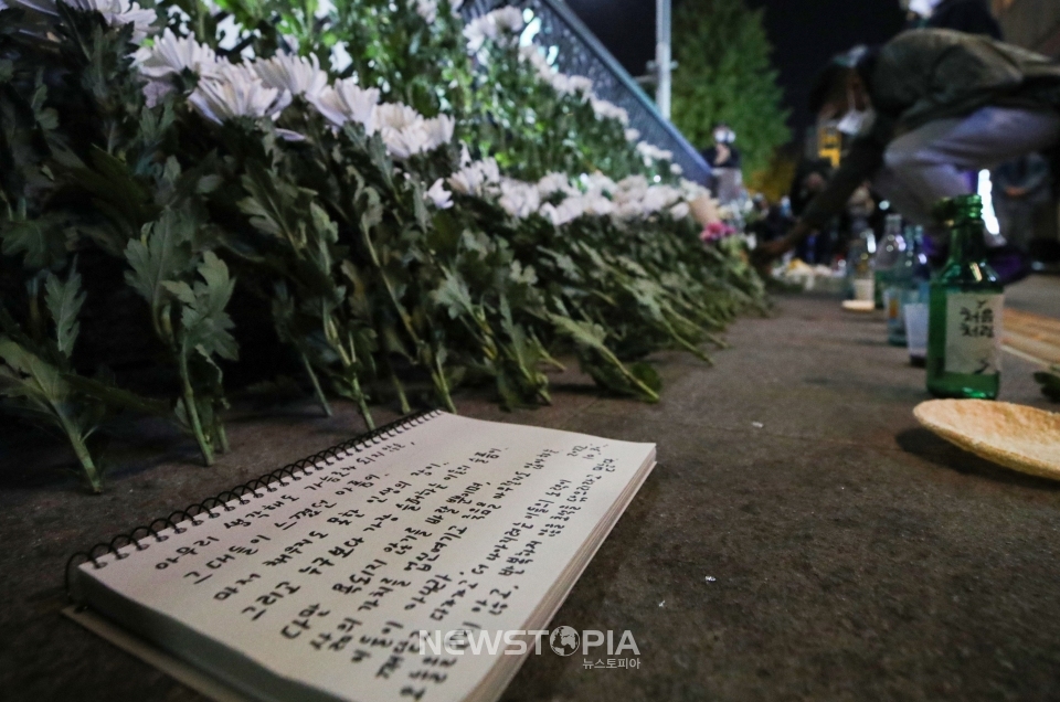 지난30일 오후 서울 용산구 이태원 압사 사고 인근에 마련된 추모공간에서 시민들이 헌화하고 있다. ⓒ뉴시스