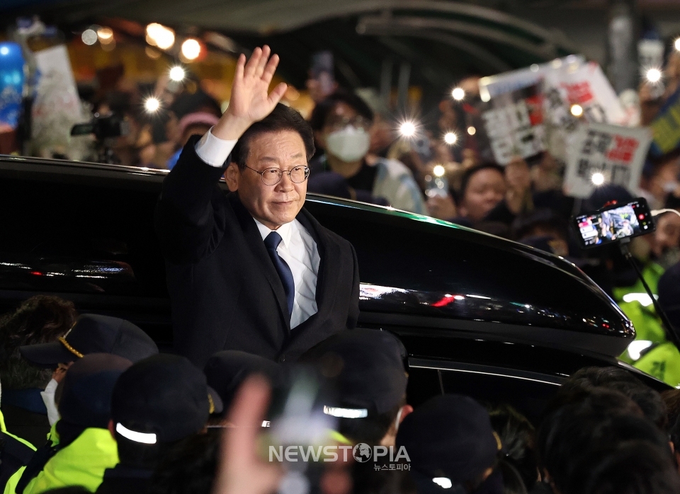 이재명 더불어민주당 대표가 10일 오후 경기 성남시 수원지방검찰청 성남지청에서 '성남 FC 후원금 의혹' 관련 조사를 마치고지지자들을 향해 손 흔들고 있다.ⓒ뉴시스