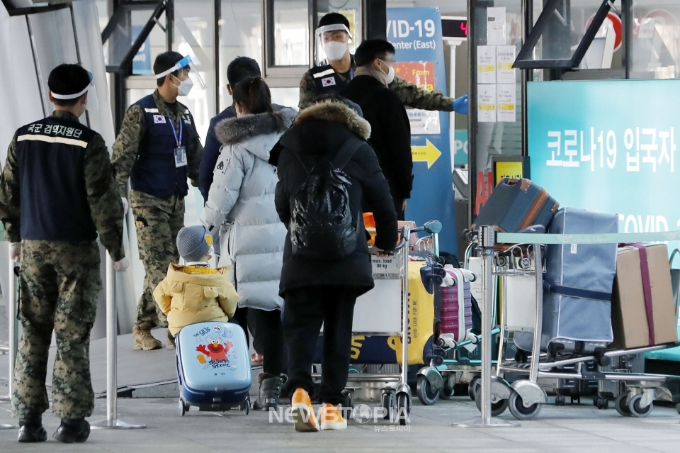 9일 질병관리청에 따르면 전날 중국을 출발해 인천국제공항에 도착한 입국자는 934명으로, 이 가운데 공항검사센터에서 코로나19 PCR 검사를 받은 단기체류 외국인 180명 중 7명이 확진 판정을 받았다. 양성률은 3.9%, 중국발 입국자 PCR 검사 시작 이후 첫 한자릿수를 기록했다. 사진은 이날 인천국제공항에서 국군검역지원단이 중국 지난에서 도착한 입국자들에게 PCR 검사 안내를 하는 모습.ⓒ뉴시스