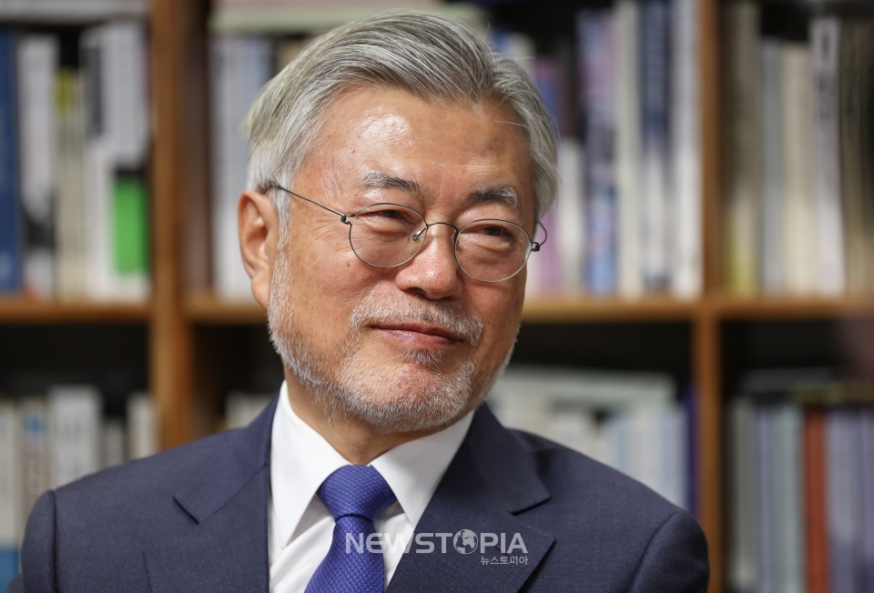 문재인 전 대통령이 2일 경남 양산시 평산마을 사저에서 이재명 더불어민주당 대표 및 당 지도부와 대화를 하고 있다.(사진=더불어민주당 제공)