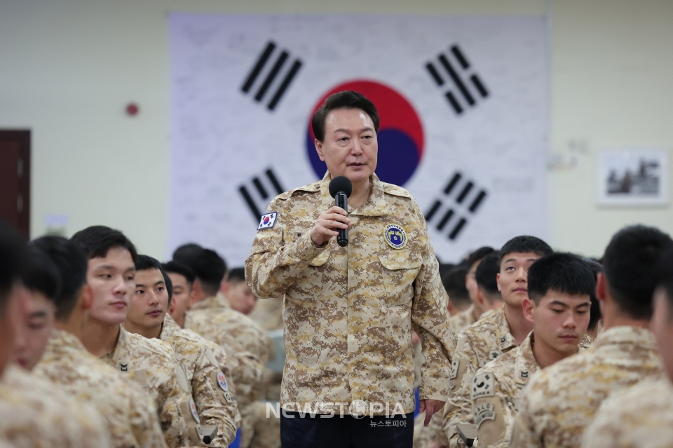 아랍에미리트(UAE)를 국빈 방문 중인 윤석열 대통령이 15일(현지시간) 현지에 파병중인 아크부대를 방문해 장병들을 격려하고 있다. ⓒ뉴시스