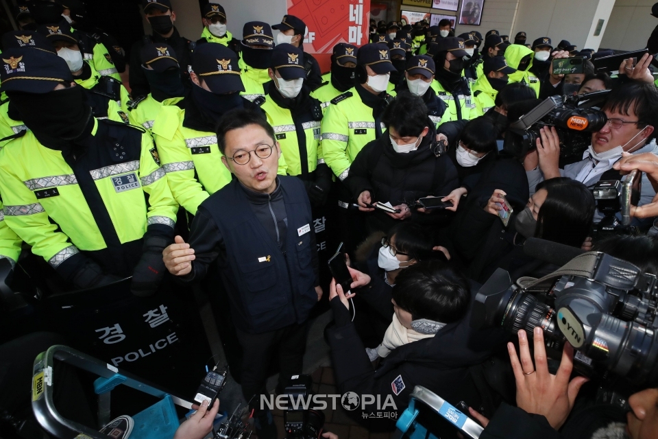 국정원이 민주노총에 대한 압수수색을 진행 중인 18일 오전 서울 중구 민주노총 앞에서 한상진 민주노총 대변인이 브리핑하고 있다.ⓒ뉴시스