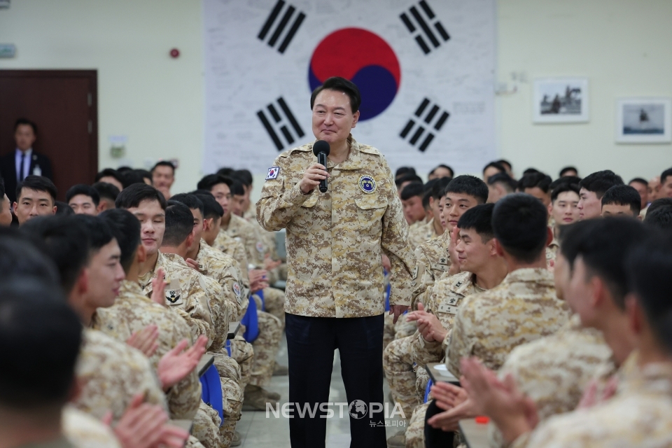 아랍에미리트(UAE)를 국빈 방문 중인 윤석열 대통령이 15일(현지시간) 현지에 파병중인 아크부대를 방문해 장병들을 격려하고 있다. ⓒ뉴시스