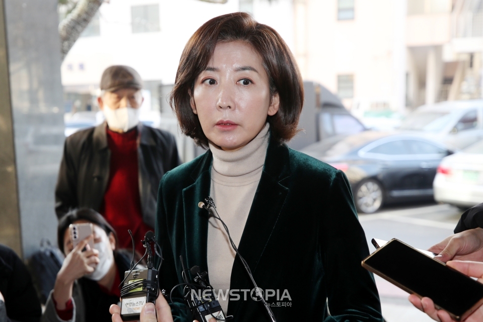 나경원 저출산고령사회위원회 부위원장이 11일 오전 서울 동작구 동작구청에서 열린 신년인사회에 참석하며 취재진 질문에 답하고 있다. ⓒ뉴시스