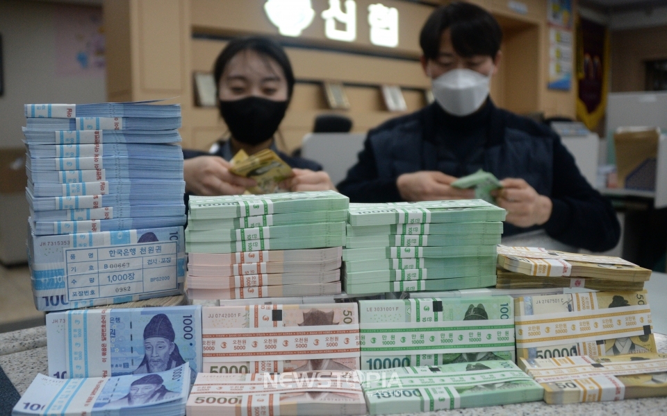 16일 전북 전주시 양우신협 본점에서 직원들이 세뱃돈 교환에 사용할 신권을 정리하고 있다. ⓒ뉴시스