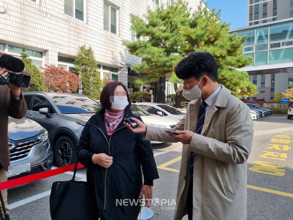 국민의힘 대선 후보 윤석열 전 검찰총장의 장모 최모(74)씨와 함께 통장 잔고 증명서 위조 혐의 등으로 기소돼 재판을 받고 있은 동업자 안모(57)씨가 5일 오후 2시께 의정부지법 1호 법정앞에서 취재진의 질문에 답하고 있다. 2021.11.05ⓒ뉴시스