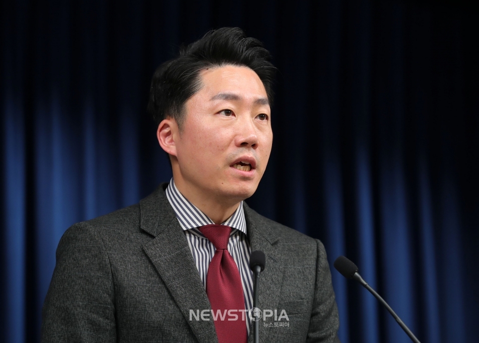 이재명 부대변인이 12일 오후 서울 용산 대통령실 청사 브리핑룸에서 현안 관련 브리핑을 하고 있다. ⓒ뉴시스