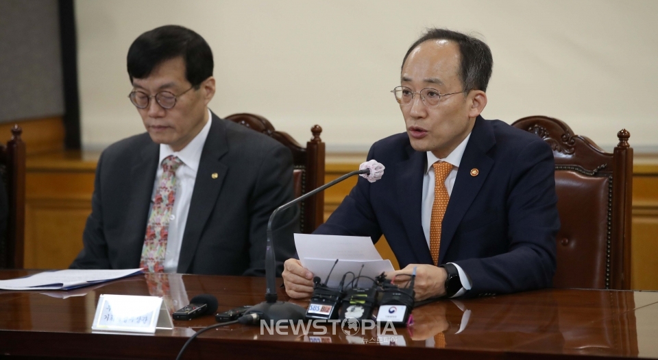 추경호 부총리 겸 기획재정부 장관이 2일 서울 중구 은행회관에서 열린 비상거시경제금융회의에서 모두발언을 하고 있다.ⓒ뉴시스