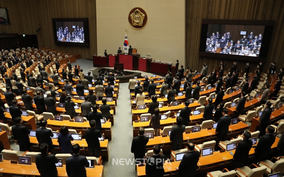 김진표 국회의장 등 여야 의원들이 2일 오후 서울 여의도 국회에서 열린 제403회국회(임시회) 개회식에서 국민의례를 하고 있다. ⓒ뉴시스