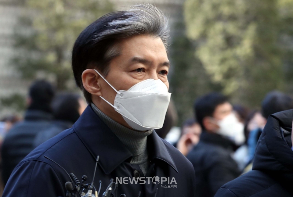 조국 전 법무부 장관이 3일 오후 서울 서초구 서울중앙지법에서 열린 자녀 입시비리 및 감찰 무마 의혹 관련 1심 선고 공판에 출석하고 있다. ⓒ뉴시스