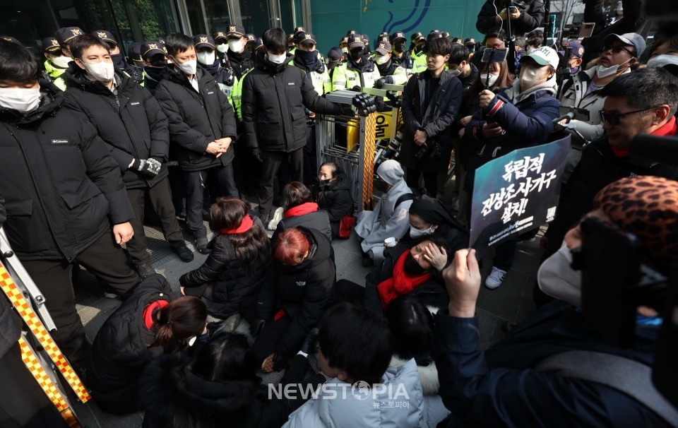 이태원 참사 유가족들이 6일 오후 서울시청 앞에서 오세훈 시장과의 면담을 요구하고 있다. 유족들은 서울광장 분향소에 전기난로를 반입하다 서울시로부터 제지를 당해 오세훈 서울시장의 사과를 요구했다. ⓒ뉴시스