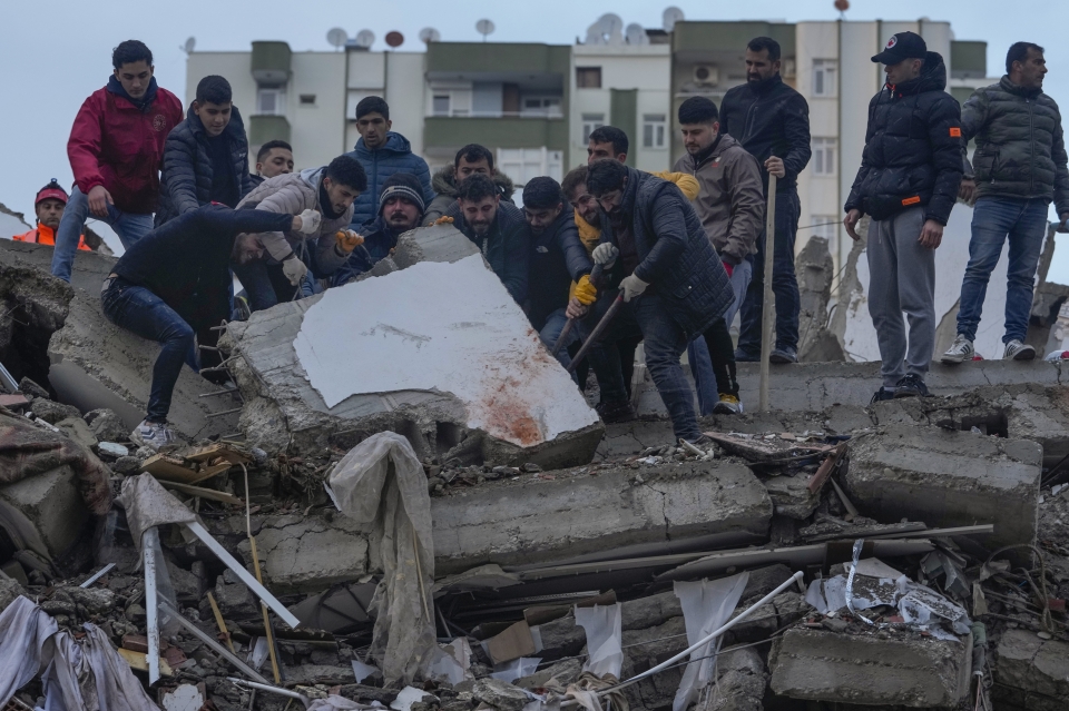 AP/뉴시스] 6일(현지시간) 튀르키예 남부 아다나에서 주민들이 지진으로 파괴된 건물 잔해를 수색하고 있다. 이날 새벽에 발생한 지진과 여진으로 튀르키예와 시리아에서의 사망자 숫자는 늘어가고 있다.