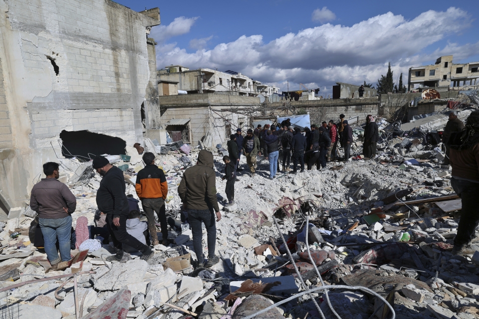 AP/뉴시스] 7일(현지시간) 잔해 속에서 신생아가 발견된 시리아 진데리스에서 주민들이 건물 잔해를 수색하고 있다. 튀르키예와 시리아를 강타한 지진으로 지금까지 사망자가 7800명을 넘은 것으로 나타났다.