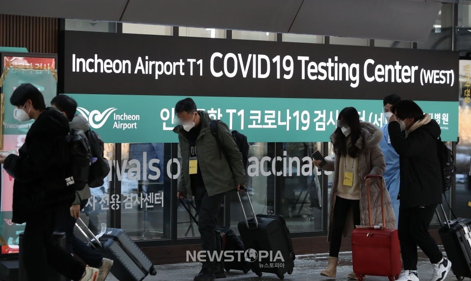 27일 오후 인천국제공항 제1여객터미널에서 중국발 해외 입국자들이 검역소로 이동하고 있다. 중앙재난안전대책본부는 중국에 대한 단기비자 발급제한 조치를 2월 28일까지 연장한다고 밝혔다.ⓒ뉴시스