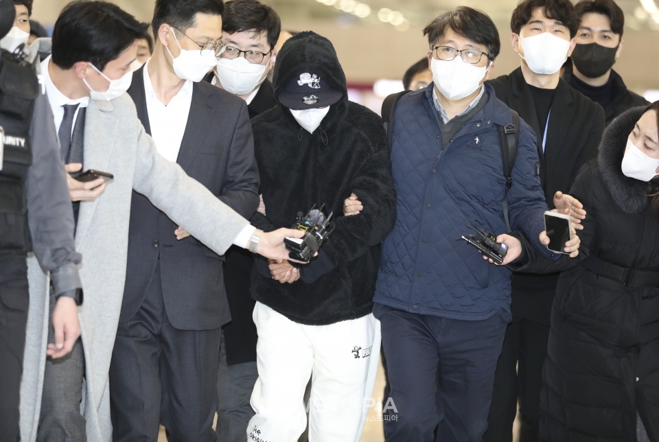 쌍방울 그룹에 대한 수사가 본격화되기 직전 해외로 도피했던 김성태 전 회장의 '금고지기'인 전 재경총괄본부장 김모씨가 11일 인천국제공항을 통해 송환되고 있다. 수원지검 형사6부(김영남 부장검사)는 김씨를 곧바로 수원으로 압송해 조사할 예정이다.ⓒ뉴시스