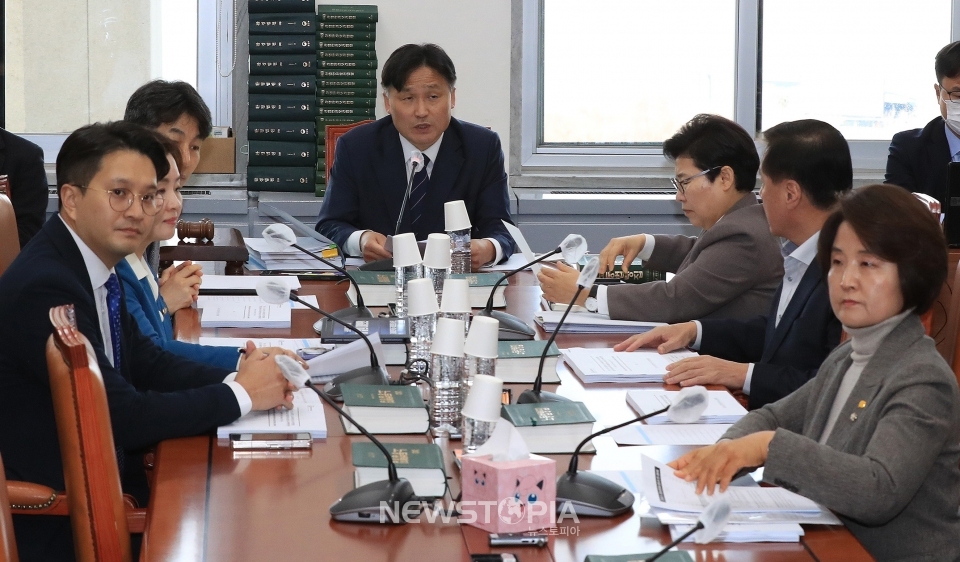 김영진 국회 환경노동위원회 고용노동법안심사소위원회 소위원장이 15일 오후 서울 여의도 국회에서 열린 소위원회를 주재하고 있다. 이날 회의에서는 노조법 2·3조를 개정하는 노동조합 및 노동관계조정법 일부개정법률안 등을 심사한다.ⓒ뉴시스