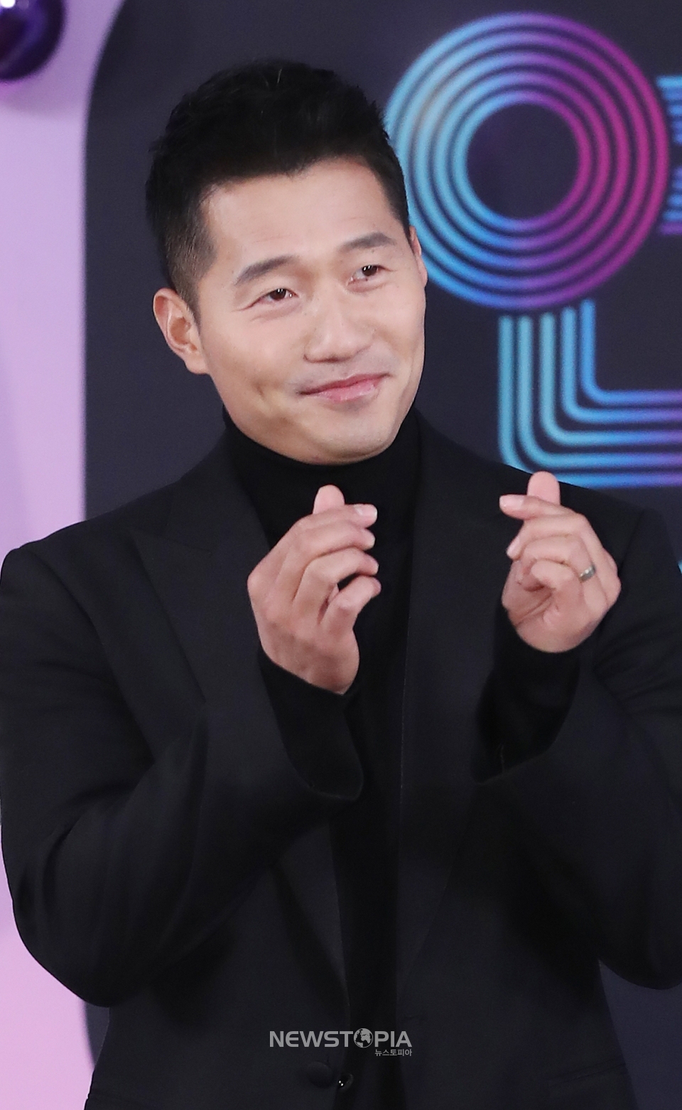2019 KBS 연예대상 시상식이 열린 21일 오후 서울 여의도 KBS에서 '개훌륭' 반려견 훈련사 강형욱이 레드카펫으로 들어서며 포즈를 취하고 있다.ⓒ뉴시스