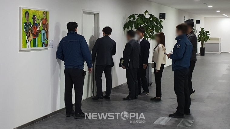 수원지검이 22일 경기도청 비서실 등 사무실 10여곳에 대한 압수수색에 나섰다. ⓒ뉴시스