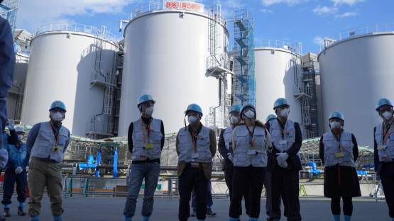 국제원자력기구(IAEA)의 11개국 전문가로 구성된 태스크포스의 후쿠시마 제1원자력발전소 현장조사 모습. (사진출처: IAEA).