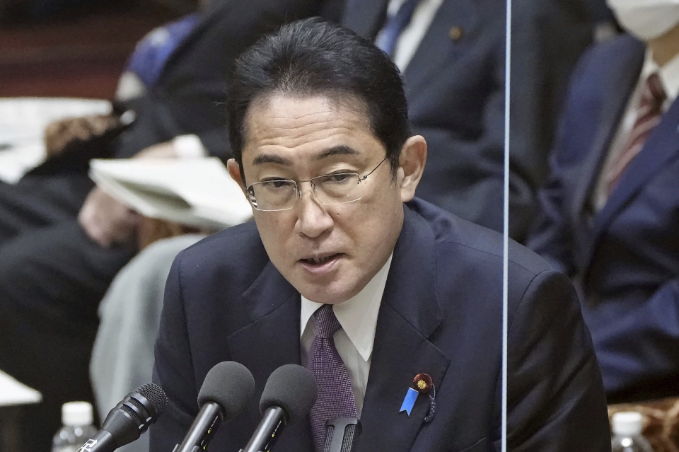 AP/뉴시스] 기시다 후미오 일본 총리가 28일 도쿄에서 열린 중의원 예산위원회 회의에서 발언하고 있다.