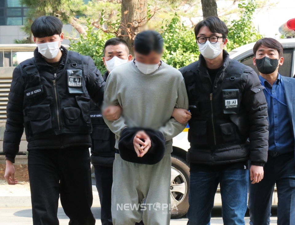 7일 오후 인천 미추홀구 인천지법에 인천 현대시장을 비롯한 인근 지역 등 모두 5곳에 불을 지른 40대 남성이 구속 전 피의자 심문(영장실질심사)을 받기 위해 심사장으로 들어가고 있다.ⓒ뉴시스