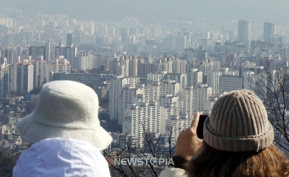 한국부동산원에 따르면 최근 급매물 거래 증가로 서울 아파트값 하락폭이 3주 연속 둔화했다. 이번주 서울 아파트값은 0.24% 떨어져 지난주(-0.32%)에 이어 3주 연속 낙폭이 감소했다. 사진은 3일 서울 아파트 단지 모습.ⓒ뉴시스