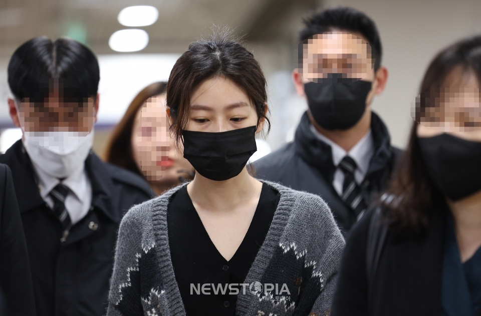만취 상태로 음주운전을 하다가 사고를 낸 혐의로 재판에 넘겨진 배우 김새론이 8일 오전 서울 서초구 서울중앙지법에서 도로교통법 위반(음주운전) 등 혐의 1차 공판을 받기 위해 출석하고 있다.ⓒ뉴시스