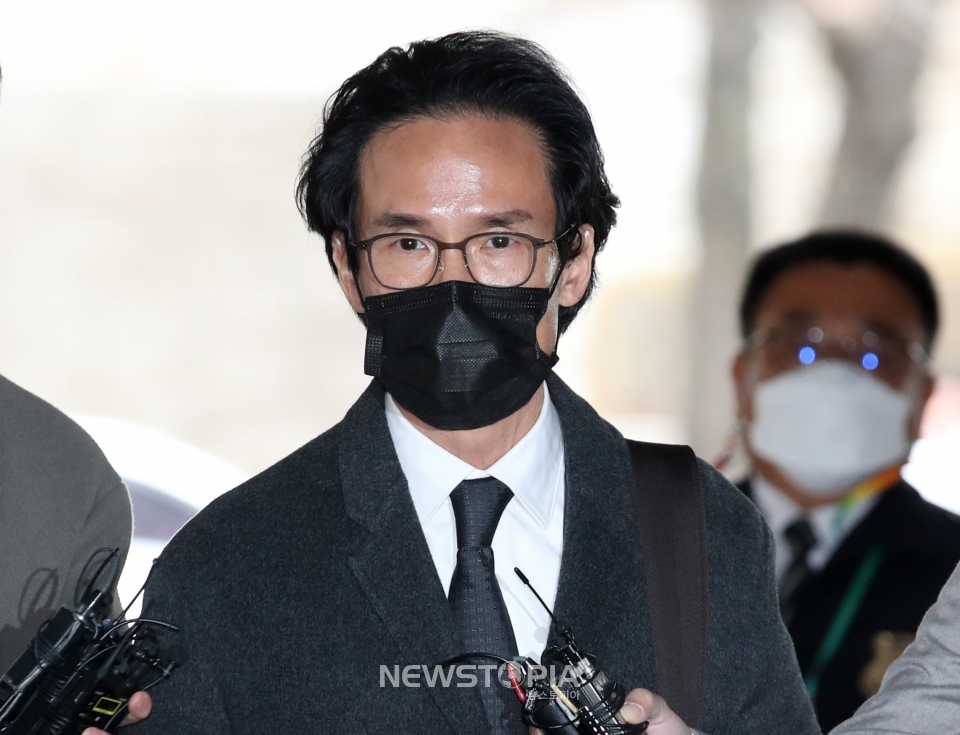 계열사 부당 지원 및 회사자금 횡령 의혹을 받는 조현범 한국타이어앤테크놀로지(한국타이어) 회장이 8일 서울 서초구 서울중앙지법에서 구속 전 피의자 심문(영장실질심사)을 받기 위해 출석하고 있다. ⓒ뉴시스