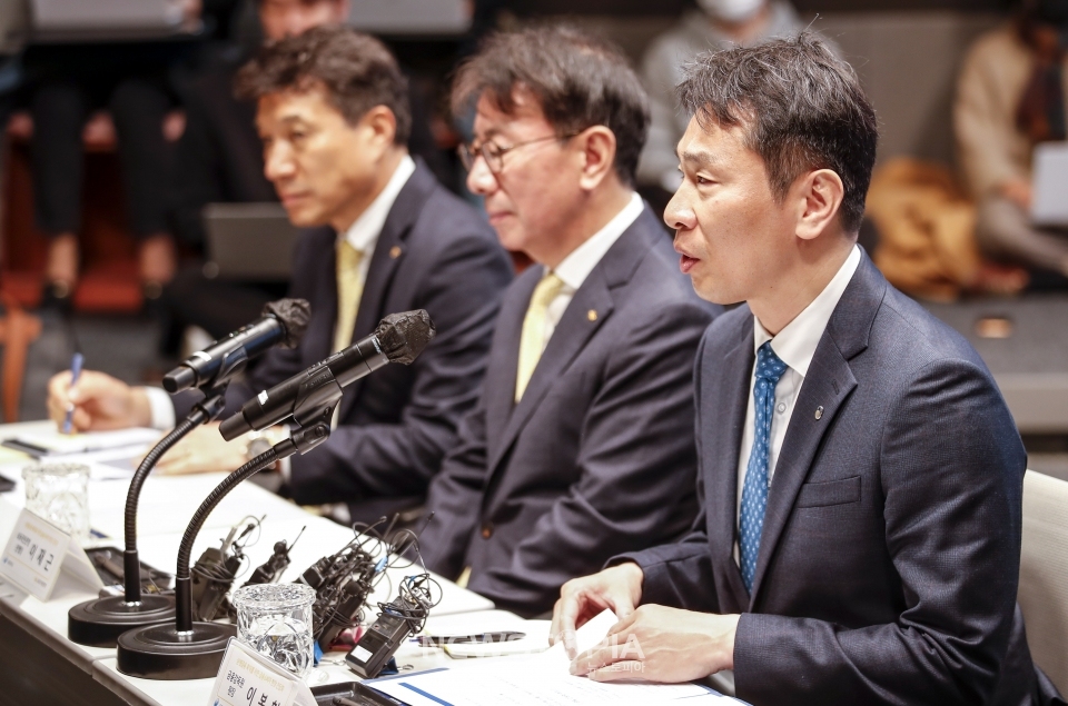 이복현 금융감독원장이 9일 오전 서울 영등포구 KB국민은행에서 열린 상생금융 확대를 위한 금융소비자 현장간담회에서 인사말을 하고 있다. ⓒ뉴시스