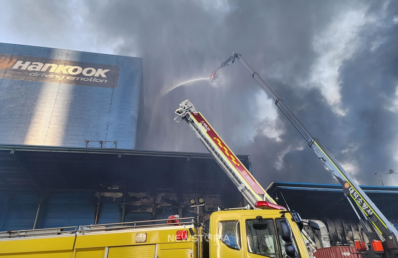 13일 오전 대전시 대덕구 한국타이어 공장에서 불이 나 소방대원들이 화재진압을 하고 있다. (사진=소방청 제공)