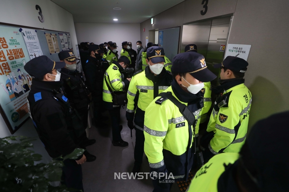 서울경찰청 광역수사단 강력범죄수사대가 14일 오전 서울 마포구 민주노총 전국건설노조 수도권북부지역본부 사무실 압수수색을 하기 위해 대기하고 있다 ⓒ뉴시스
