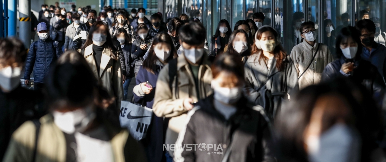 15일 서울 영등포구 신도림역에서 마스크를 쓴 시민들이 전철에서 내리고 있다. 정부는 이날 중앙재난안전대책본부(중대본) 회의에서 대중교통 내 실내마스크 착용의무 해제 여부와 시기를 결정한다. ⓒ뉴시스