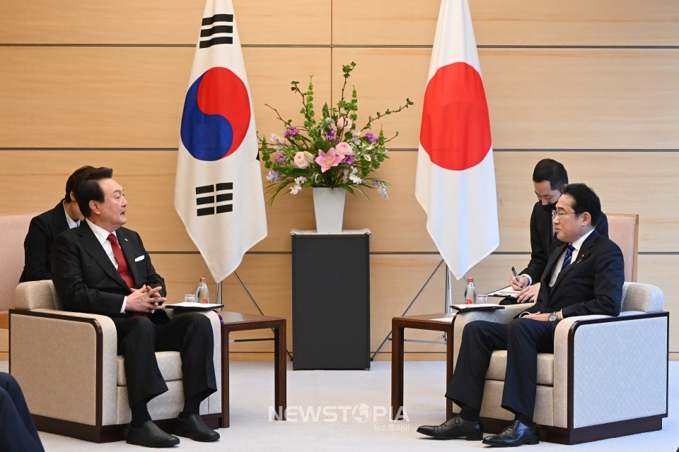 윤석열 대통령과 기시다 후미오 일본 총리가 16일 도쿄 총리 관저에서 한일 정상 소인수 회담을 하고 있다. ⓒ뉴시스