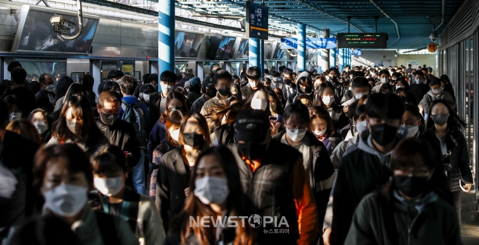 15일 서울 영등포구 신도림역에서 마스크를 쓴 시민들이 전철에서 내리고 있다. 정부는 이날 중앙재난안전대책본부(중대본) 회의에서 대중교통 내 실내마스크 착용의무 해제 여부와 시기를 결정한다. ⓒ뉴시스