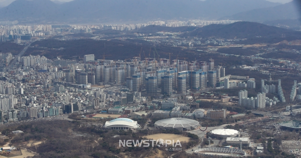 지난해 서울 아파트 평균 분양가가 3.3㎡당 3천474만 원으로 전년(2천798만 원) 대비 24.2%(676만 원) 올랐다. 서울 아파트 3.3㎡당 평균 분양가가 3천만 원을 넘은 것은 처음이다. 상승률은 2018년(29.8%), 2012년(25.4%)에 이어 역대 3번째로 높았다. 사진은 14일 서울 송파구 롯데월드타워 서울스카이전망대에서 바라본 강동구 올림픽파크포레온 공사현장.ⓒ뉴시스