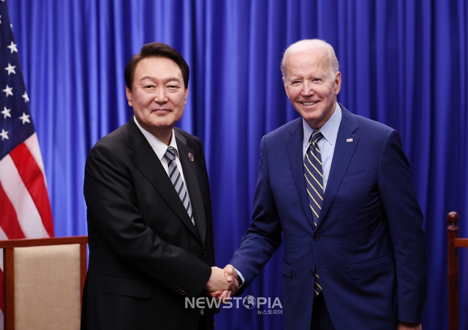 윤석열 대통령과 조 바이든 미국 대통령이 13일(현지시간) 프놈펜 한 호텔에서 열린 한미 정상회담에서 악수를 하고 있다. (사진=대통령실 제공)