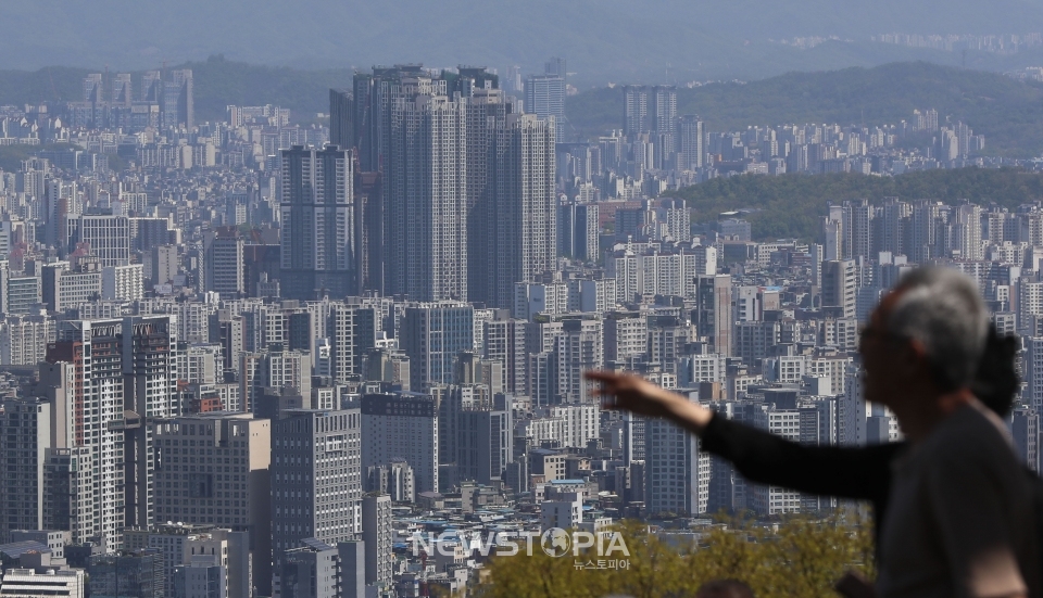 부동산 플랫폼 업체 직방이 국토교통부 실거래가 자료를 분석한 결과, 지난 3월 서울에서 거래된 아파트 중 직전 거래가보다 5% 이상 떨어진 금액에 거래된 비중이 9개월 만에 30% 밑으로 줄어든 것으로 나타났다. 사진은 19일 서울 중구 남산에서 바라본 서울 아파트 단지 모습. ⓒ뉴시스