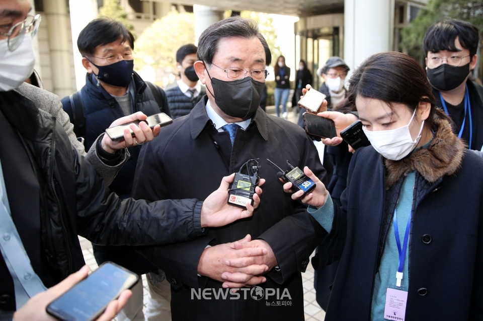 '세월호 특조위 활동 방해' 혐의로 재판에 넘겨진 이병기 전 청와대 비서실장이 1일 오후 서울 서초구 서울중앙지방법원에서 열린 1심 선고 공판에서 무죄를 선고 받고 법원을 나서고 있다. 2023.02.01.ⓒ뉴시스