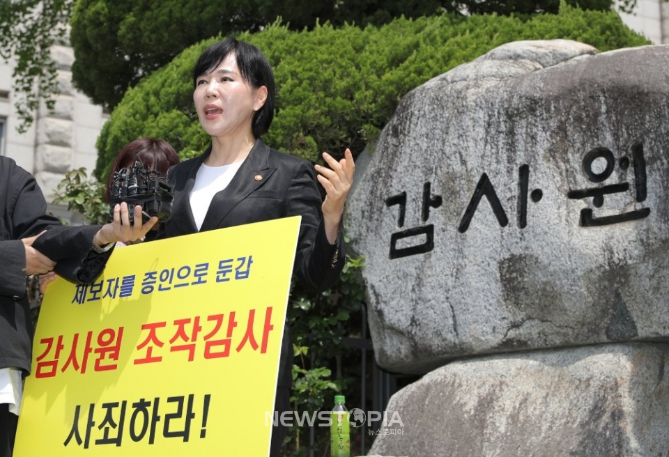 전현희 국민권익위원회 위원장이 3일 오후 서울 종로구 감사원 앞에서 권익위 감사에서 제기된 근태문제와 관련한 직접 소명 출석에 앞서 기자회견을 하고 있다.ⓒ뉴시스