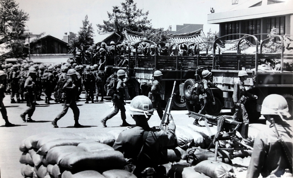 공수부대 계엄군이 1980년 5월 27일 새벽 전남도청 시민군 진압 작전을 마치고 도청 앞에 집결하고 있다. 박태홍 뉴시스 편집위원이 1980년 당시 한국일보 사진기자로 재직 중 5·18 광주 참상을 취재하며 기록한 사진을 5·18광주민주화운동 40주년에 즈음해 최초로 공개한다. (사진=한국일보 제공)