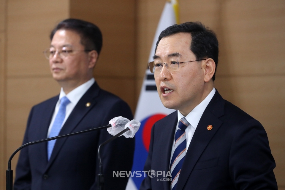 이창양 산업통상자원부 장관이 15일 오전 서울 종로구 정부서울청사에서 요금인상을 골자로 한 2023년도 2분기 전기, 가스요금 조정안 및 취약계층 지원대책 발표하고 있다.ⓒ뉴시스