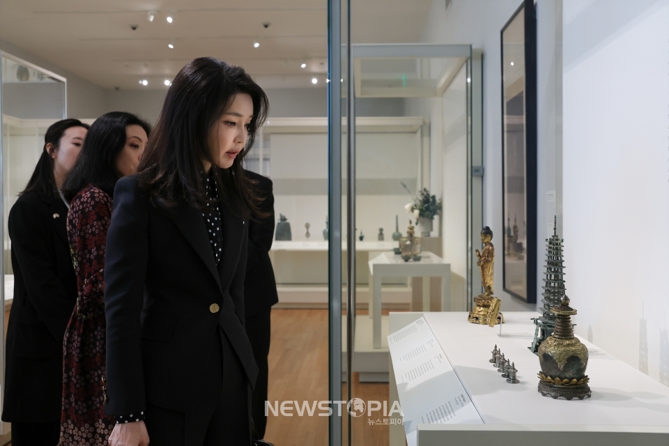 김건희 여사가 28일(현지시간) 보스턴 미술관을 방문해 사리구와 사리를 관람하고 있다.ⓒ뉴시스