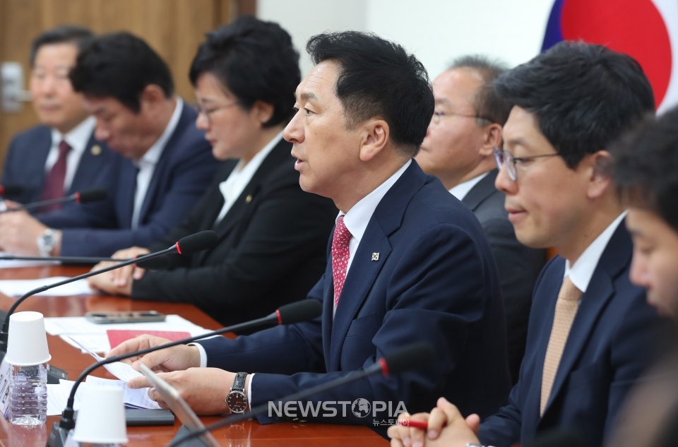 김기현 국민의힘 당 대표가 22일 오전 서울 여의도 국회에서 열린 최고위원회의에 참석해 발언하고 있다.ⓒ뉴시스